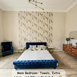 Stylish Parisian 3Br In Central Budapest, Sleeps 9