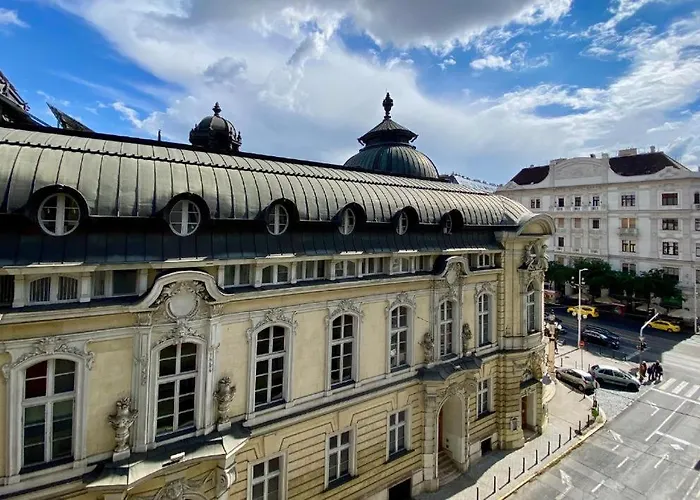 Stylish Parisian 3Br In Central Budapest, Sleeps 9