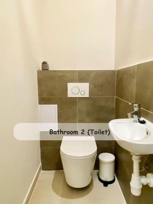 Stylish Parisian 3br In Budapest, Sleeps 9 * Budapest