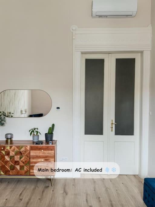 Stylish Parisian 3br In Budapest, Sleeps 9