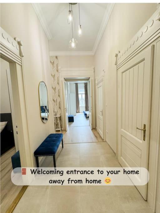 Stylish Parisian 3br In Budapest, Sleeps 9 * Budapest