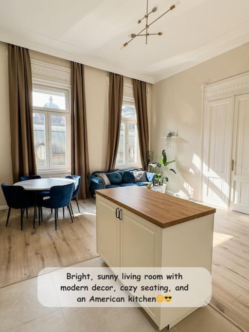 Stylish Parisian 3br In Budapest, Sleeps 9