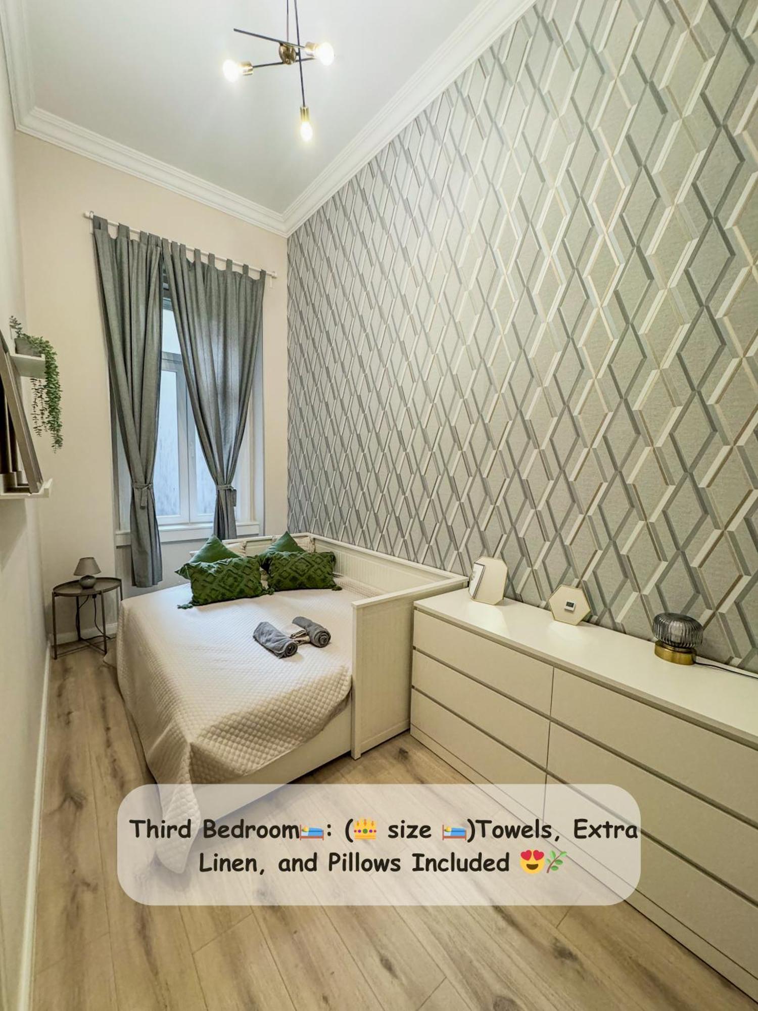 Stylish Parisian 3br In Budapest, Sleeps 9 Apartment *