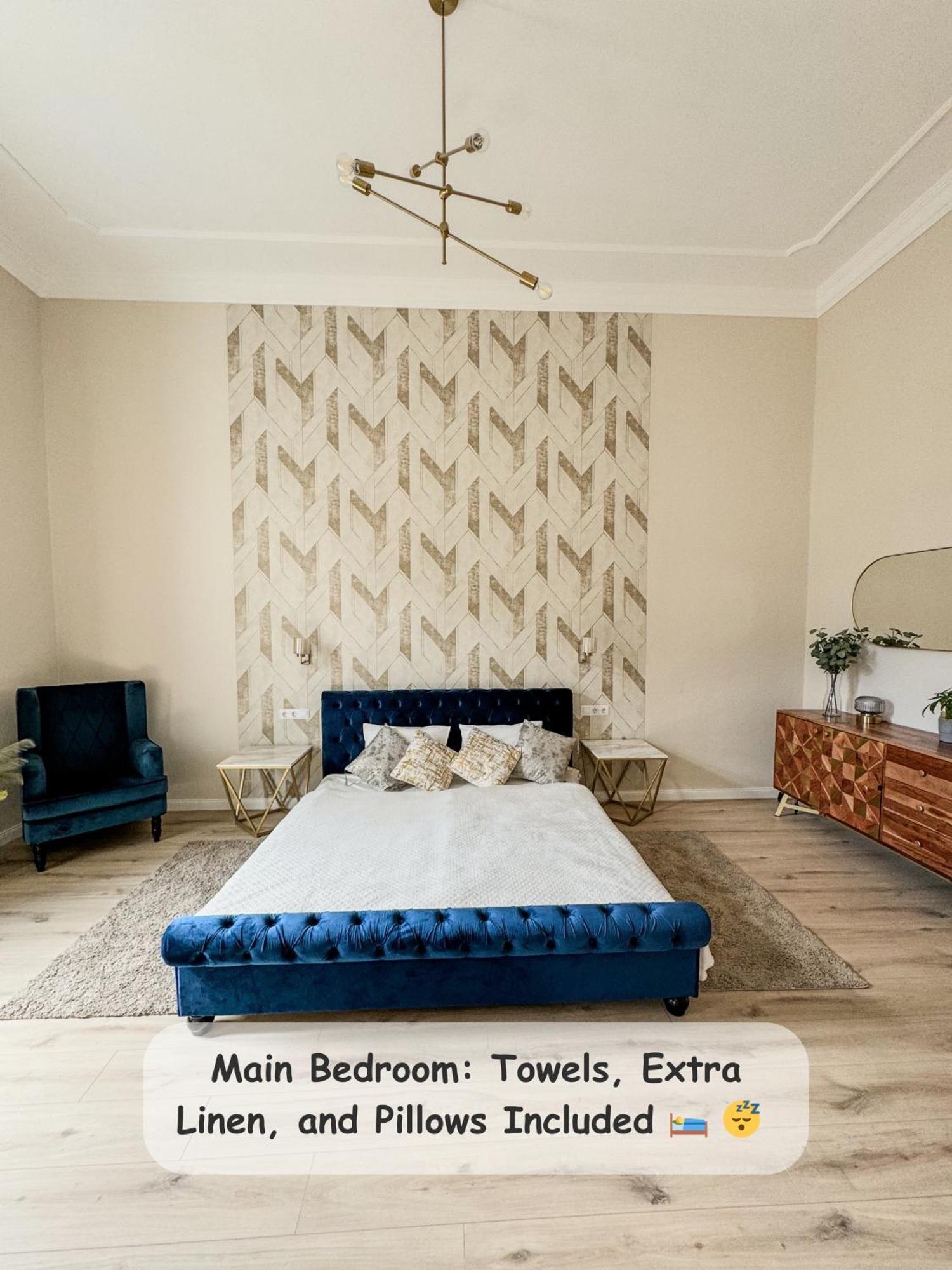 Stylish Parisian 3br In Budapest, Sleeps 9 *